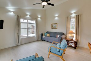 Living Room | Queen Sleeper Sofa | Free WiFi | Smart TV