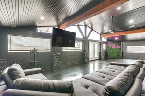 Media Room | Free WiFi | Smart TV