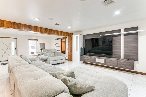 Houston Vacation Rental | 2BR | 2BA | 2,400 Sq Ft | Step-Free Access