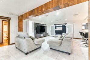 Living Room | Free WiFi | Smart TV | Queen Sleeper Sofa