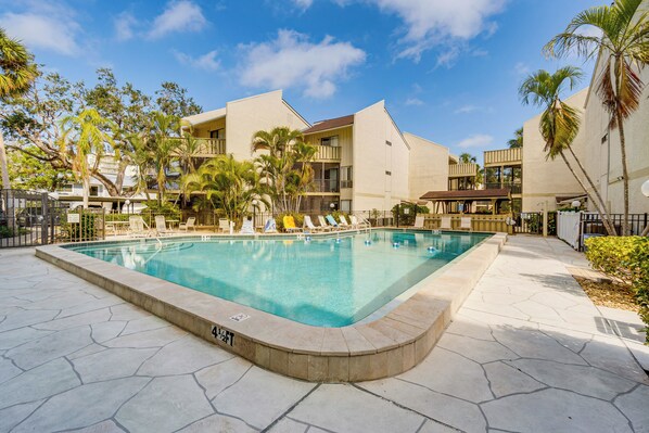 Siesta Key Vacation Rental | 2BR | 2BA | 726 Sq Ft | 1 Step Required