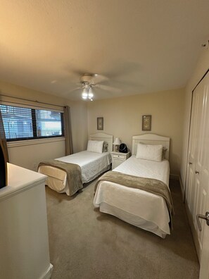 1123 Guest Bedroom Twin Beds