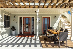 Enjoy your meals while taking in the view of Paso Robles.