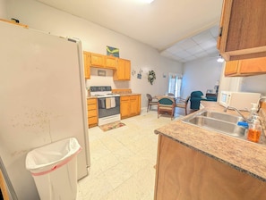 A functional, no-fuss kitchen with everything you need to prepare your meals.