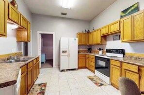 An open-concept space where comfort meets functionality!