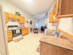An open-concept space where comfort meets functionality!