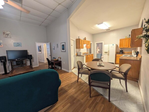 Enjoy meals at the dining table, cook in the fully equipped kitchen, and take advantage of the dedicated desk area—perfect for working from home.