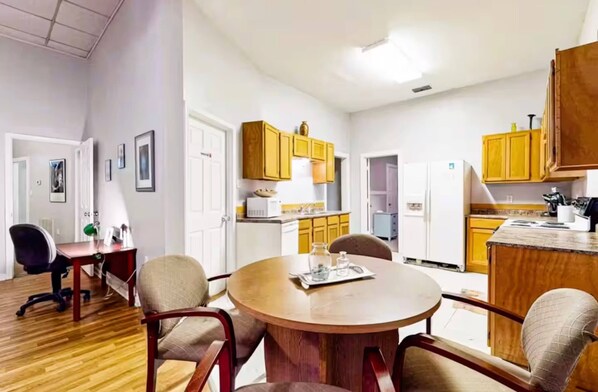 Enjoy meals at the dining table, cook in the fully equipped kitchen, and take advantage of the dedicated desk area—perfect for working from home.