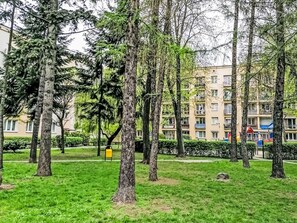 Arbre, Herbe, Feuille, Ville, Zone Résidentielle, Espace Public, Quartier, Appartement, Établissements Humains, Pelouse
