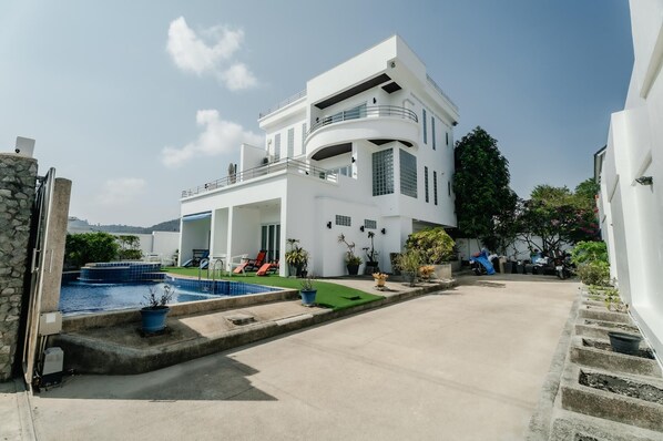 Skyfall Private Pool Villa In Rawai (4827)