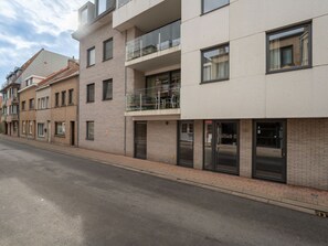 Bâtiment, Fenêtre, Mur, Surface De La Route, Ville, Zone Résidentielle, Quartier, Façade, Route, Rue