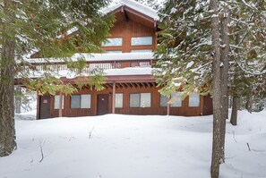 Enjoy the cozy cabin experience | Exterior