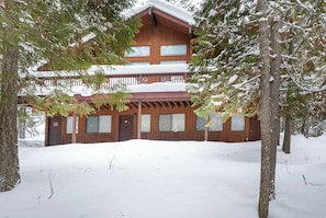 Enjoy the cozy cabin experience | Exterior