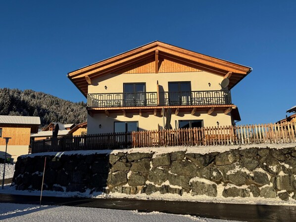 Außenseite Ferienhaus [Sommer]
