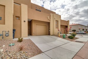 Exterior | Parking | Garage (1 Vehicle) | Driveway (1 Vehicle)