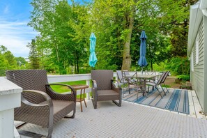 Morning coffee, golden hour chats, and summer dinners under the trees. This deck is the ultimate hangout zone. Bonus: umbrellas that match your Insta aesthetic.