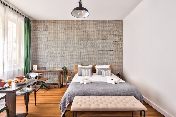 Living Room / Bed