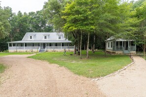 Easy walking distance between main house and cottage. Please park on the gravel driveway.