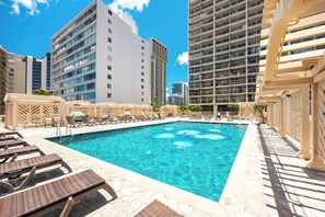 Come and enjoy the beautiful pool area on the 6th floor, which has loungers and daybed cabanas. The area also has a hot tub and BBQ area with tables.