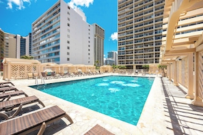 Come and enjoy the beautiful pool area on the 6th floor, which has loungers and daybed cabanas. The area also has a hot tub and BBQ area with tables.
