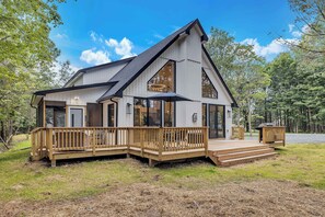 A-Frame Cabin Charm – This stunning modern A-frame cabin blends rustic elegance with contemporary touches, nestled in a peaceful wooded setting.