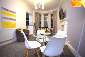 Start your day of sightseeing in our cosy lounge.