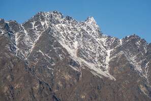 A front-row seat to Queenstown’s dramatic mountain landscape.