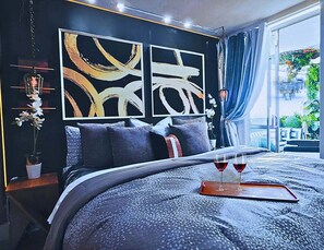  24th floor 1bedroom Oasis with private open-air garden terrace. Heart of Dwntwn