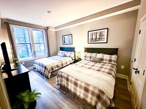 Bedroom with 2 queen size beds