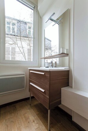 Delightful Apartment With Balcony Close to Eiffel- 3