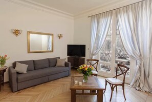 Delightful Apartment With Balcony Close to Eiffel - 4