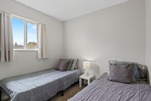 bedroom with two twin beds
