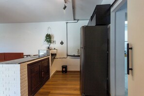 Sala de estar com sofá confortável para você relaxar
