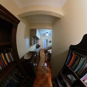 Final da sala com vista da porta de entrada ao fundo 