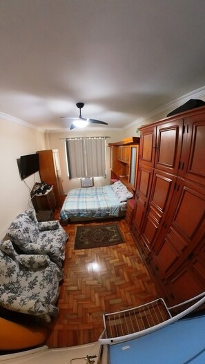 Quarto de casal com grande guarda-roupas 
