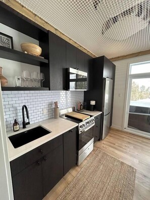 Full kitchen