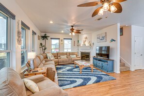Living Room | Free WiFi | Smart TV | Central A/C | Fireplace | 1st Floor