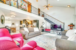 Living Room | 1st Floor | Twin Daybed | Free WiFi | Central A/C & Heating