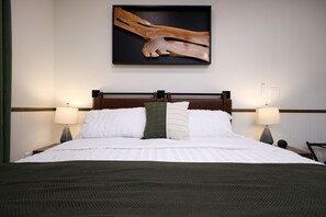 After a long day, there’s nothing better than sinking into the comfort of a plush king bed. The Rustic Retreat is built for rest, relaxation, and the perfect night’s sleep.