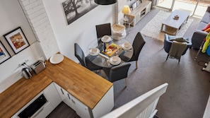 Kitchenette, Dining & Lounge