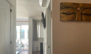 Apartment with a balcony and modern decor in a prime location.