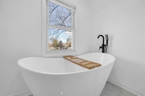 Master bath soaking tub. Foaming bath included.