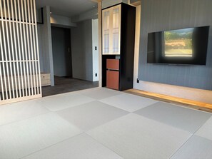 Japanese-style room (futon x 3)