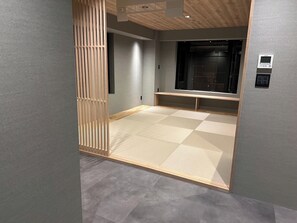 Japanese-style room (from the entrance)