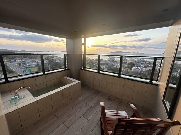 Open-air observation bath