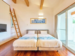 ・[Deigo Building, Western-style room] A TV is installed so you can relax and watch TV in bed.