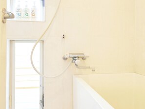 ・[Deigo Building, Western-style room: Bathroom] Relax and soothe your travel fatigue in the spacious bathtub.