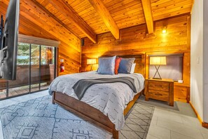 Bedroom 1: King bed, upper floor, en-suite bathroom, Smart TV, balcony access