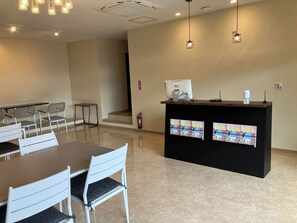 ・[Front desk] Comfortable desk space! Eating and drinking are allowed, and microwaves and kettles are also available.