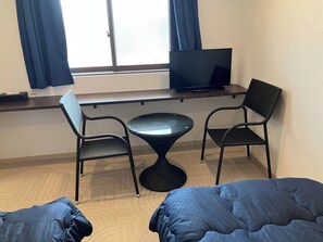 ・【Twin】You can sit around the table and eat, play games, read, work, etc. Television is available.